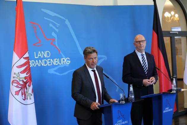 Robert Habeck (Bündnis 90 Die Grünen, Bundesminister für Wirtschaft und Klimaschutz) und Dietmar Woidke (SPD, Ministerpräsident Brandenburg), v.l., während einer Pressekonferenz zu Strukturentwicklung und Kohleausstieg in der Lausitz, Staatskanzlei, Potsdam, 1. Juni 2023. Ministerpräsident Woidke empfängt Bundeswirtschaftsminister Habeck