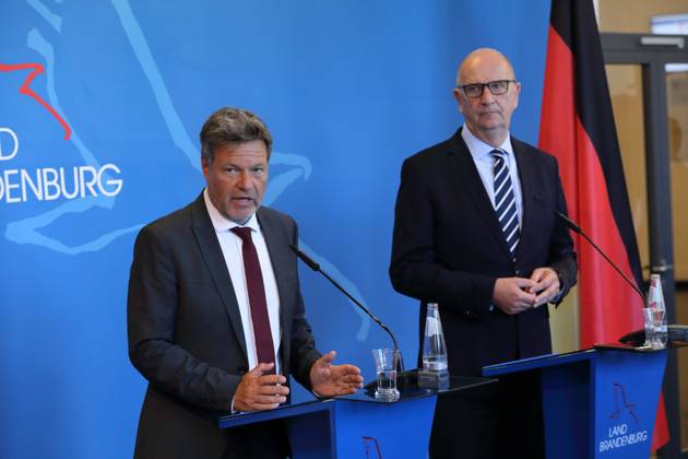 Robert Habeck (Bündnis 90 Die Grünen, Bundesminister für Wirtschaft und Klimaschutz) und Dietmar Woidke (SPD, Ministerpräsident Brandenburg), v.l., während einer Pressekonferenz zu Strukturentwicklung und Kohleausstieg in der Lausitz, Staatskanzlei, Potsdam, 1. Juni 2023. Ministerpräsident Woidke empfängt Bundeswirtschaftsminister Habeck
