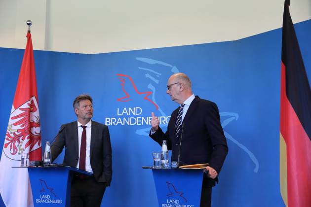 Robert Habeck (Bündnis 90 Die Grünen, Bundesminister für Wirtschaft und Klimaschutz) und Dietmar Woidke (SPD, Ministerpräsident Brandenburg), v.l., während einer Pressekonferenz zu Strukturentwicklung und Kohleausstieg in der Lausitz, Staatskanzlei, Potsdam, 1. Juni 2023. Ministerpräsident Woidke empfängt Bundeswirtschaftsminister Habeck