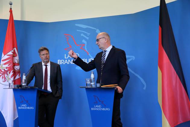 Robert Habeck (Bündnis 90 Die Grünen, Bundesminister für Wirtschaft und Klimaschutz) und Dietmar Woidke (SPD, Ministerpräsident Brandenburg), v.l., während einer Pressekonferenz zu Strukturentwicklung und Kohleausstieg in der Lausitz, Staatskanzlei, Potsdam, 1. Juni 2023. Ministerpräsident Woidke empfängt Bundeswirtschaftsminister Habeck
