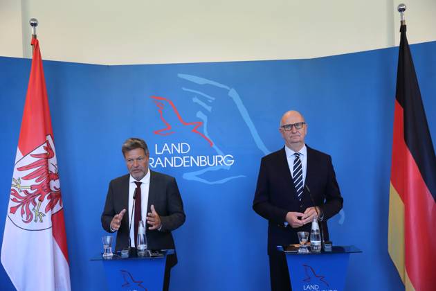 Robert Habeck (Bündnis 90 Die Grünen, Bundesminister für Wirtschaft und Klimaschutz) und Dietmar Woidke (SPD, Ministerpräsident Brandenburg), v.l., während einer Pressekonferenz zu Strukturentwicklung und Kohleausstieg in der Lausitz, Staatskanzlei, Potsdam, 1. Juni 2023. Ministerpräsident Woidke empfängt Bundeswirtschaftsminister Habeck