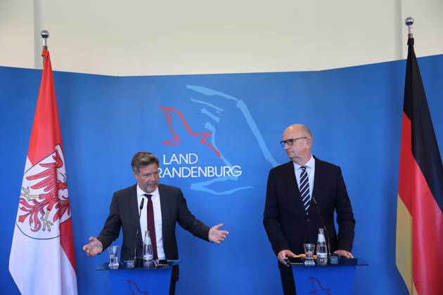 Robert Habeck (Bündnis 90 Die Grünen, Bundesminister für Wirtschaft und Klimaschutz) und Dietmar Woidke (SPD, Ministerpräsident Brandenburg), v.l., während einer Pressekonferenz zu Strukturentwicklung und Kohleausstieg in der Lausitz, Staatskanzlei, Potsdam, 1. Juni 2023. Ministerpräsident Woidke empfängt Bundeswirtschaftsminister Habeck