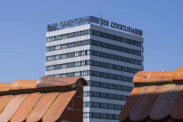 Der 25-stöckige Oderturm in Frankfurt (Oder) ist ein Wahrzeichen der Stadt. . Das Bürohochhaus wurde zwischen 1968 und 1976 errichtet. Die Leuchtreklame Der Oderturm auf dem Dach des Hauses ist weithin sichtbar.