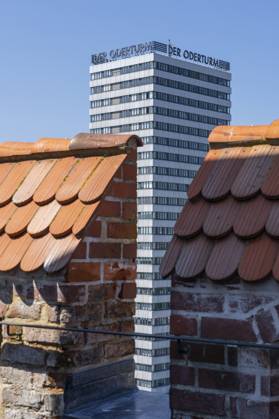 Der 25-stöckige Oderturm in Frankfurt (Oder) ist ein Wahrzeichen der Stadt. . Das Bürohochhaus wurde zwischen 1968 und 1976 errichtet. Die Leuchtreklame Der Oderturm auf dem Dach des Hauses ist weithin sichtbar.