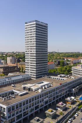 Der 25-stöckige Oderturm in Frankfurt (Oder) ist ein Wahrzeichen der Stadt. . Das Bürohochhaus wurde zwischen 1968 und 1976 errichtet. Die Leuchtreklame Der Oderturm auf dem Dach des Hauses ist weithin sichtbar.