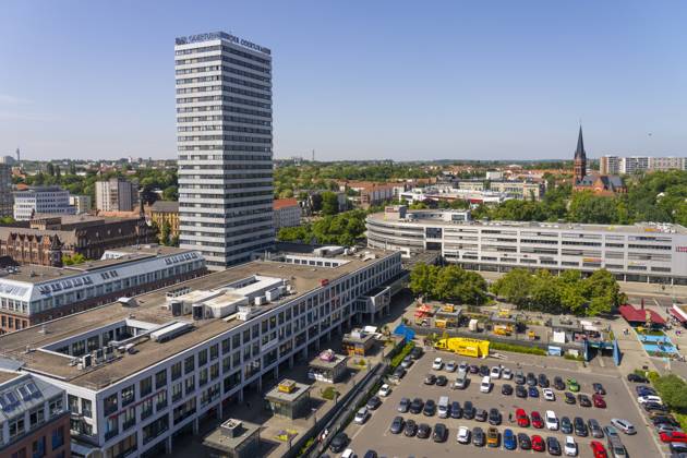 Der 25-stöckige Oderturm in Frankfurt (Oder) ist ein Wahrzeichen der Stadt. . Das Bürohochhaus wurde zwischen 1968 und 1976 errichtet. Die Leuchtreklame Der Oderturm auf dem Dach des Hauses ist weithin sichtbar.