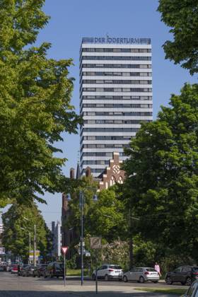 Der 25-stöckige Oderturm in Frankfurt (Oder) ist ein Wahrzeichen der Stadt. . Das Bürohochhaus wurde zwischen 1968 und 1976 errichtet. Die Leuchtreklame Der Oderturm auf dem Dach des Hauses ist weithin sichtbar.
