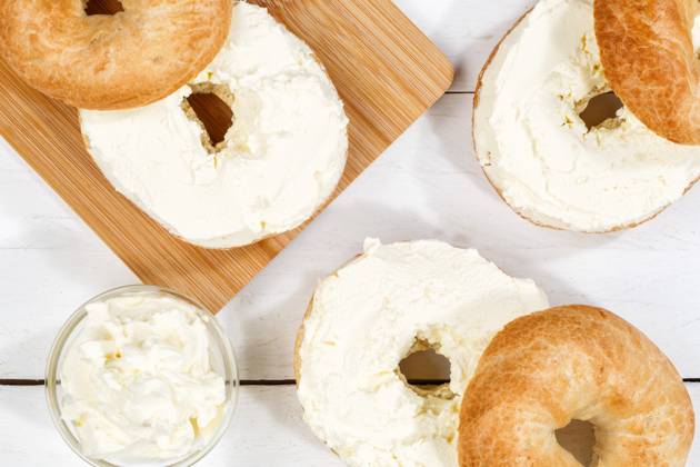 Bagel Brötchen Sandwich zum Frühstück belegt mit Frischkäse auf Holzbrett von oben in Stuttgart, Deutschland Stuttgart, Deutschland - 18. März 2023: Bagel Brötchen Sandwich zum Frühstück belegt mit Frischkäse auf Holzbrett von oben in Stuttgart, Deutschland. Copyright: xZoonar.com MarkusxMainkax 20135657