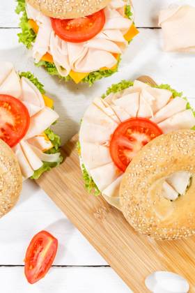Bagel Brötchen Sandwich zum Frühstück belegt mit Hähnchen Schinken von oben Hochformat in Stuttgart, Deutschland Stuttgart, Deutschland - 17. März 2023: Bagel Brötchen Sandwich zum Frühstück belegt mit Hähnchen Schinken von oben Hochformat in Stuttgart, Deutschland. Copyright: xZoonar.com MarkusxMainkax 20135676