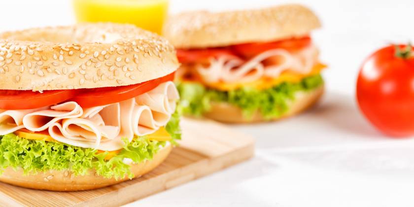 Bagel Brötchen Sandwich zum Frühstück belegt mit Hähnchen Schinken Nahaufnahme Panorama in Stuttgart, Deutschland Stuttgart, Deutschland - 17. März 2023: Bagel Brötchen Sandwich zum Frühstück belegt mit Hähnchen Schinken Nahaufnahme Panorama in Stuttgart, Deutschland. Copyright: xZoonar.com MarkusxMainkax 20140564