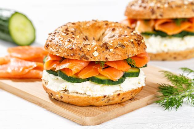Bagel Brötchen Sandwich zum Frühstück belegt mit Lachs Fisch in Stuttgart, Deutschland Stuttgart, Deutschland - 15. März 2023: Bagel Brötchen Sandwich zum Frühstück belegt mit Lachs Fisch in Stuttgart, Deutschland. Copyright: xZoonar.com MarkusxMainkax 20140578