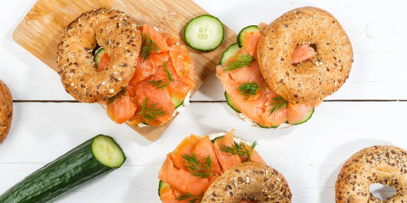 Bagel Brötchen Sandwich zum Frühstück belegt mit Lachs Fisch von oben auf einem Holzbrett Panorama in Stuttgart, Deutschland Stuttgart, Deutschland - 15. März 2023: Bagel Brötchen Sandwich zum Frühstück belegt mit Lachs Fisch von oben auf einem Holzbrett Panorama in Stuttgart, Deutschland. Copyright: xZoonar.com MarkusxMainkax 20140604
