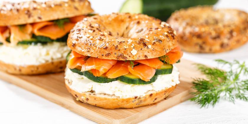 Bagel Brötchen Sandwich zum Frühstück belegt mit Lachs Fisch auf einem Brett Panorama in Stuttgart, Deutschland Stuttgart, Deutschland - 15. März 2023: Bagel Brötchen Sandwich zum Frühstück belegt mit Lachs Fisch auf einem Brett Panorama in Stuttgart, Deutschland. Copyright: xZoonar.com MarkusxMainkax 20140627