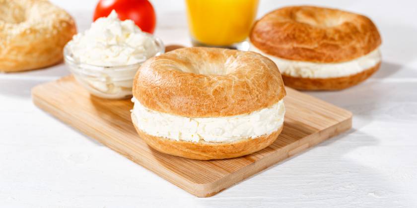 Bagel Brötchen Sandwich zum Frühstück belegt mit Frischkäse Panorama in Stuttgart, Deutschland Stuttgart, Deutschland - 18. März 2023: Bagel Brötchen Sandwich zum Frühstück belegt mit Frischkäse Panorama in Stuttgart, Deutschland. Copyright: xZoonar.com MarkusxMainkax 20140709