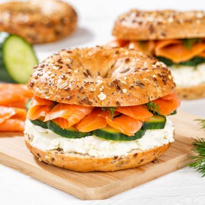Bagel Brötchen Sandwich zum Frühstück belegt mit Lachs Fisch quadratisch in Stuttgart, Deutschland Stuttgart, Deutschland - 15. März 2023: Bagel Brötchen Sandwich zum Frühstück belegt mit Lachs Fisch quadratisch in Stuttgart, Deutschland. Copyright: xZoonar.com MarkusxMainkax 20140817