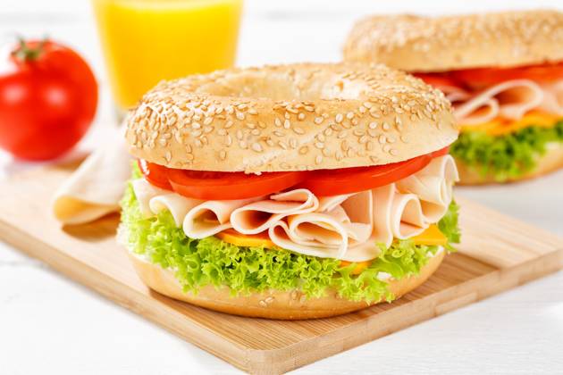 Bagel Brötchen Sandwich zum Frühstück belegt mit Hähnchen Schinken in Stuttgart, Deutschland Stuttgart, Deutschland - 17. März 2023: Bagel Brötchen Sandwich zum Frühstück belegt mit Hähnchen Schinken in Stuttgart, Deutschland. Copyright: xZoonar.com MarkusxMainkax 20140832