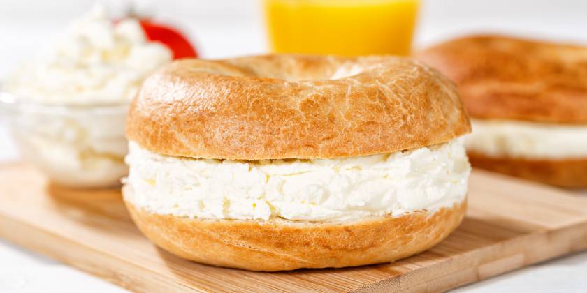Bagel Brötchen Sandwich zum Frühstück belegt mit Frischkäse Nahaufnahme Panorama in Stuttgart, Deutschland Stuttgart, Deutschland - 18. März 2023: Bagel Brötchen Sandwich zum Frühstück belegt mit Frischkäse Nahaufnahme Panorama in Stuttgart, Deutschland. Copyright: xZoonar.com MarkusxMainkax 20141857