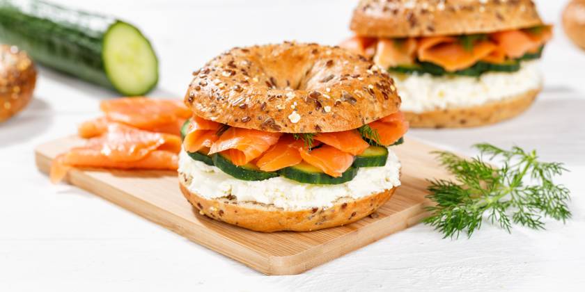 Bagel Brötchen Sandwich zum Frühstück belegt mit Lachs Fisch Panorama in Stuttgart, Deutschland Stuttgart, Deutschland - 15. März 2023: Bagel Brötchen Sandwich zum Frühstück belegt mit Lachs Fisch Panorama in Stuttgart, Deutschland. Copyright: xZoonar.com MarkusxMainkax 20141884