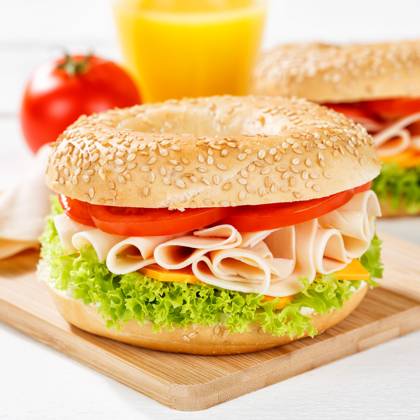 Bagel Brötchen Sandwich zum Frühstück belegt mit Hähnchen Schinken quadratisch in Stuttgart, Deutschland Stuttgart, Deutschland - 17. März 2023: Bagel Brötchen Sandwich zum Frühstück belegt mit Hähnchen Schinken quadratisch in Stuttgart, Deutschland. Copyright: xZoonar.com MarkusxMainkax 20141928