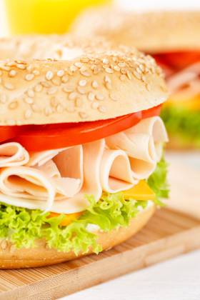 Bagel Brötchen Sandwich zum Frühstück belegt mit Hähnchen Schinken Nahaufnahme Hochformat in Stuttgart, Deutschland Stuttgart, Deutschland - 17. März 2023: Bagel Brötchen Sandwich zum Frühstück belegt mit Hähnchen Schinken Nahaufnahme Hochformat in Stuttgart, Deutschland. Copyright: xZoonar.com MarkusxMainkax 20141988