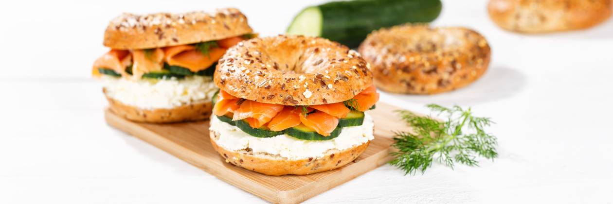 Bagel Brötchen Sandwich zum Frühstück belegt mit Lachs Fisch auf einem Brett Panorama in Stuttgart, Deutschland Stuttgart, Deutschland - 15. März 2023: Bagel Brötchen Sandwich zum Frühstück belegt mit Lachs Fisch auf einem Brett Panorama in Stuttgart, Deutschland. Copyright: xZoonar.com MarkusxMainkax 20141998