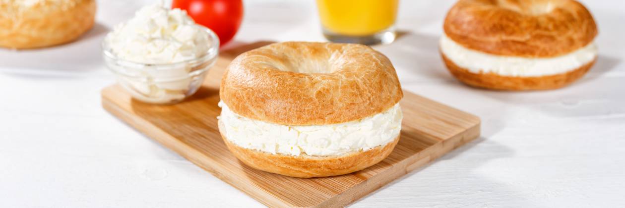Bagel Brötchen Sandwich zum Frühstück belegt mit Frischkäse Panorama in Stuttgart, Deutschland Stuttgart, Deutschland - 18. März 2023: Bagel Brötchen Sandwich zum Frühstück belegt mit Frischkäse Panorama in Stuttgart, Deutschland. Copyright: xZoonar.com MarkusxMainkax 20142027