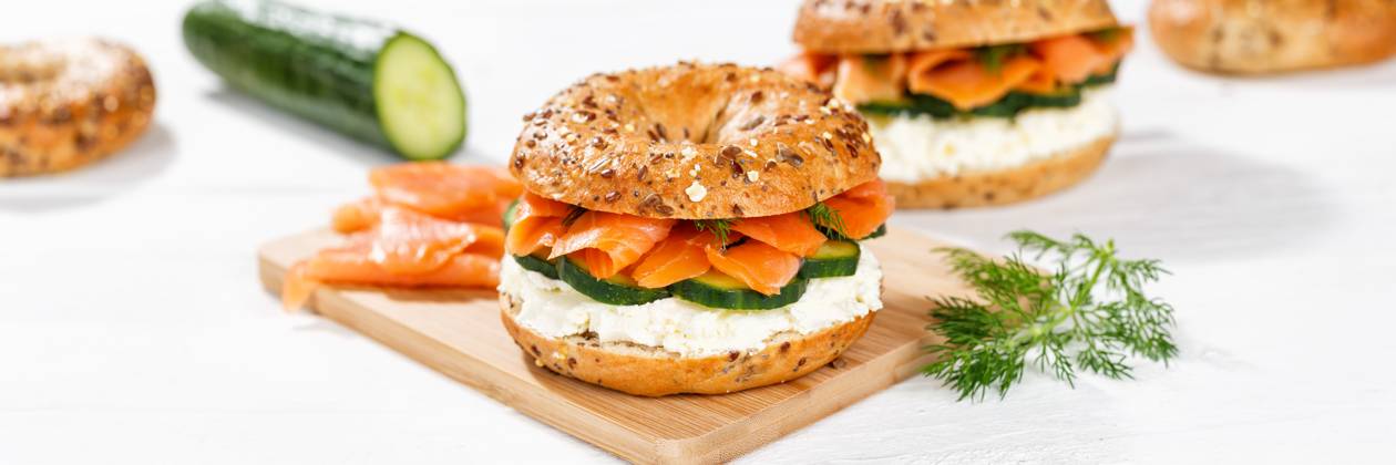 Bagel Brötchen Sandwich zum Frühstück belegt mit Lachs Fisch Panorama in Stuttgart, Deutschland Stuttgart, Deutschland - 15. März 2023: Bagel Brötchen Sandwich zum Frühstück belegt mit Lachs Fisch Panorama in Stuttgart, Deutschland. Copyright: xZoonar.com MarkusxMainkax 20142033
