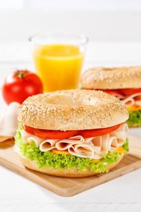 Bagel Brötchen Sandwich zum Frühstück belegt mit Hähnchen Schinken Hochformat in Stuttgart, Deutschland Stuttgart, Deutschland - 17. März 2023: Bagel Brötchen Sandwich zum Frühstück belegt mit Hähnchen Schinken Hochformat in Stuttgart, Deutschland. Copyright: xZoonar.com MarkusxMainkax 20142042