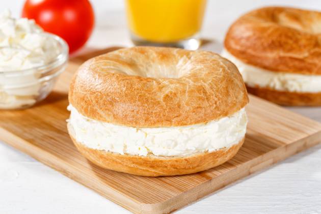 Bagel Brötchen Sandwich zum Frühstück belegt mit Frischkäse in Stuttgart, Deutschland Stuttgart, Deutschland - 18. März 2023: Bagel Brötchen Sandwich zum Frühstück belegt mit Frischkäse in Stuttgart, Deutschland. Copyright: xZoonar.com MarkusxMainkax 20142043