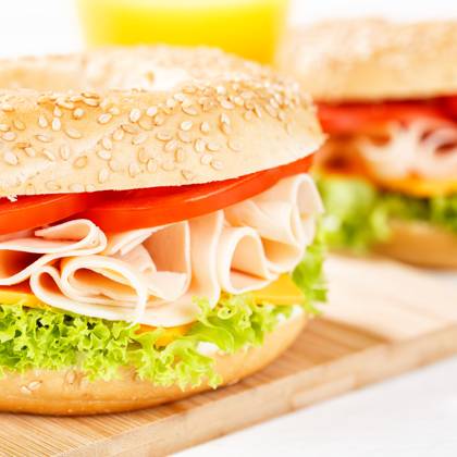 Bagel Brötchen Sandwich zum Frühstück belegt mit Hähnchen Schinken Nahaufnahme quadratisch in Stuttgart, Deutschland Stuttgart, Deutschland - 17. März 2023: Bagel Brötchen Sandwich zum Frühstück belegt mit Hähnchen Schinken Nahaufnahme quadratisch in Stuttgart, Deutschland. Copyright: xZoonar.com MarkusxMainkax 20142056