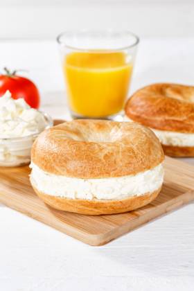 Bagel Brötchen Sandwich zum Frühstück belegt mit Frischkäse Hochformat in Stuttgart, Deutschland Stuttgart, Deutschland - 18. März 2023: Bagel Brötchen Sandwich zum Frühstück belegt mit Frischkäse Hochformat in Stuttgart, Deutschland. Copyright: xZoonar.com MarkusxMainkax 20142063