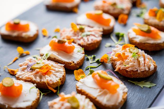 Essen von einem Lachsspieß Event. Hochzeitsessen und Buffet. Feier oder Party, Abendessen und Essen auf einer schwarzen Kreidetafel Copyright: imageBROKER/UnaixHuizi ibxuhu09317002.jpg