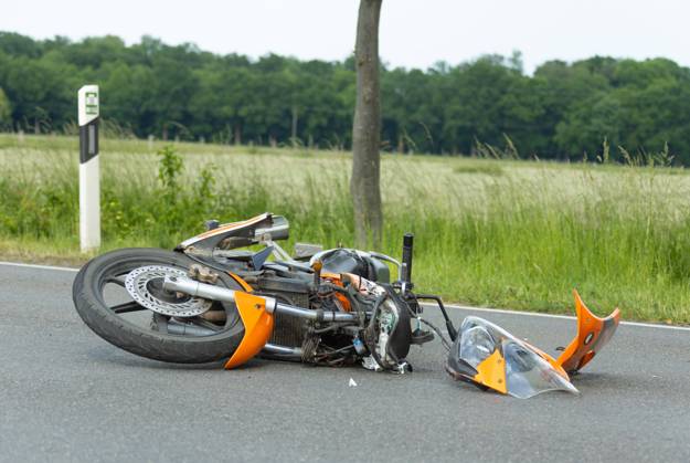 Melle, Deutschland 06. Juni 2023 Im Bild: Bei einem Verkehrsunfall handelt es sich um einen Motorradunfall. Das am Unfall beteiligte Motorrad liegt auf einer Landstraße. Niedersachsen Copyright: xFotostandx xGelhotx