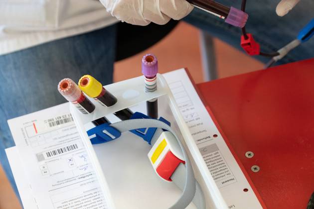 Eine Mitarbeiterin des DRK Blutspendedienstes entnimmt Blutprobe fuer die Laboruntersuchung, Themenfotos BLUTSPENDE anlaesslich der Blutspende-Kampagne des Deutschen Roten Kreuzes mit der Aktion missingtype zum Weltblutspendetag am 14. Juni 2023, Fototermin am 05.06.2023 im Schulzentrum Pesch in Koeln,