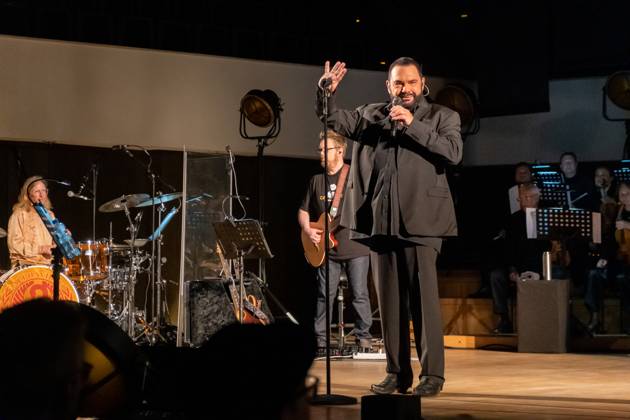 Unter dem Motto 40th anniversary sind Alphaville aktuell auf großer Deutschlandtour. Hier im Gewandhaus in Leipzig lieferte Sänger Marian Gold (Hartwig Schierbaum, geb. 1954) zusammen mit dem Filmorchester Babelsberg eine Best of Show im Stile des aktuellen Albums Eternally Yours ab. Alphaville bestehen aktuell aus: Keyboard Carsten Brocker Gitarre David Goodes Schlagzeug Jakob Kiersch Bass Alexandra Merl Alphaville Orchester