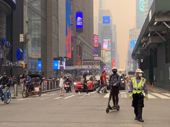 Time Square-NYC Under Smoke from Canada s Fires. (NEW) Time Square-NYC Under Smoke from Canada s Fires. June 7, 2023, New York, USA: The entire air of New York City has been polluted with smoke coming from Canada causing New Yorkers and tourists at Times Square to mask up to prevent being contaminated. The air quality in New York City index as of today (07) is currently at 162. Smoke from Canada™s fires has periodically engulfed the Northeast and Mid-Atlantic for more than a week, raising concerns over the harms of persistent poor air quality. Credit: Niyi Fote Thenews2 (Foto: Niyi Fote Thenews2 imago images) Time Square-NYC Under Smoke from Canada s Fires. Copyright: xNiyixFotex