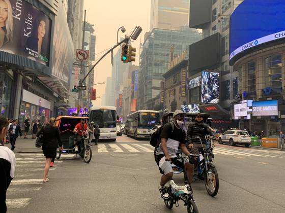 Time Square-NYC Under Smoke from Canada s Fires. (NEW) Time Square-NYC Under Smoke from Canada s Fires. June 7, 2023, New York, USA: The entire air of New York City has been polluted with smoke coming from Canada causing New Yorkers and tourists at Times Square to mask up to prevent being contaminated. The air quality in New York City index as of today (07) is currently at 162. Smoke from Canada™s fires has periodically engulfed the Northeast and Mid-Atlantic for more than a week, raising concerns over the harms of persistent poor air quality. Credit: Niyi Fote Thenews2 (Foto: Niyi Fote Thenews2 imago images) Time Square-NYC Under Smoke from Canada s Fires. Copyright: xNiyixFotex