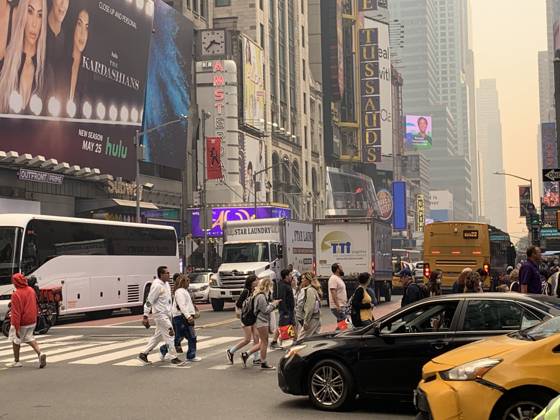 Time Square-NYC Under Smoke from Canada s Fires. (NEW) Time Square-NYC Under Smoke from Canada s Fires. June 7, 2023, New York, USA: The entire air of New York City has been polluted with smoke coming from Canada causing New Yorkers and tourists at Times Square to mask up to prevent being contaminated. The air quality in New York City index as of today (07) is currently at 162. Smoke from Canada™s fires has periodically engulfed the Northeast and Mid-Atlantic for more than a week, raising concerns over the harms of persistent poor air quality. Credit: Niyi Fote Thenews2 (Foto: Niyi Fote Thenews2 imago images) Time Square-NYC Under Smoke from Canada s Fires. Copyright: xNiyixFotex
