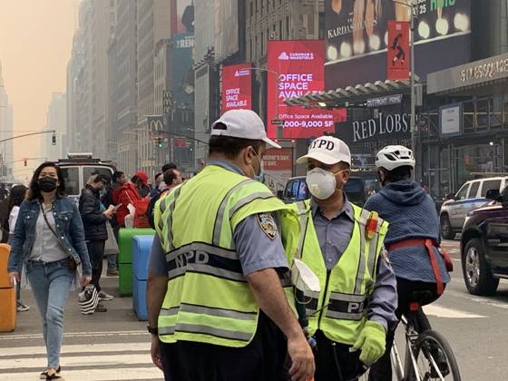 Time Square-NYC Under Smoke from Canada s Fires. (NEW) Time Square-NYC Under Smoke from Canada s Fires. June 7, 2023, New York, USA: The entire air of New York City has been polluted with smoke coming from Canada causing New Yorkers and tourists at Times Square to mask up to prevent being contaminated. The air quality in New York City index as of today (07) is currently at 162. Smoke from Canada™s fires has periodically engulfed the Northeast and Mid-Atlantic for more than a week, raising concerns over the harms of persistent poor air quality. Credit: Niyi Fote Thenews2 (Foto: Niyi Fote Thenews2 imago images) Time Square-NYC Under Smoke from Canada s Fires. Copyright: xNiyixFotex