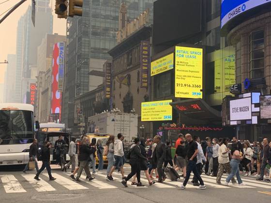 Time Square-NYC Under Smoke from Canada s Fires. (NEW) Time Square-NYC Under Smoke from Canada s Fires. June 7, 2023, New York, USA: The entire air of New York City has been polluted with smoke coming from Canada causing New Yorkers and tourists at Times Square to mask up to prevent being contaminated. The air quality in New York City index as of today (07) is currently at 162. Smoke from Canada™s fires has periodically engulfed the Northeast and Mid-Atlantic for more than a week, raising concerns over the harms of persistent poor air quality. Credit: Niyi Fote Thenews2 (Foto: Niyi Fote Thenews2 imago images) Time Square-NYC Under Smoke from Canada s Fires. Copyright: xNiyixFotex