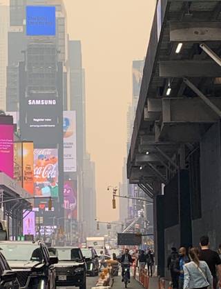 Time Square-NYC Under Smoke from Canada s Fires. (NEW) Time Square-NYC Under Smoke from Canada s Fires. June 7, 2023, New York, USA: The entire air of New York City has been polluted with smoke coming from Canada causing New Yorkers and tourists at Times Square to mask up to prevent being contaminated. The air quality in New York City index as of today (07) is currently at 162. Smoke from Canada™s fires has periodically engulfed the Northeast and Mid-Atlantic for more than a week, raising concerns over the harms of persistent poor air quality. Credit: Niyi Fote Thenews2 (Foto: Niyi Fote Thenews2 imago images) Time Square-NYC Under Smoke from Canada s Fires. Copyright: xNiyixFotex