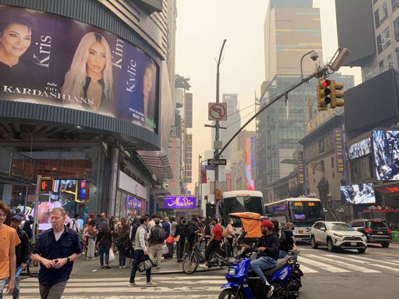 Time Square-NYC Under Smoke from Canada s Fires. (NEW) Time Square-NYC Under Smoke from Canada s Fires. June 7, 2023, New York, USA: The entire air of New York City has been polluted with smoke coming from Canada causing New Yorkers and tourists at Times Square to mask up to prevent being contaminated. The air quality in New York City index as of today (07) is currently at 162. Smoke from Canada™s fires has periodically engulfed the Northeast and Mid-Atlantic for more than a week, raising concerns over the harms of persistent poor air quality. Credit: Niyi Fote Thenews2 (Foto: Niyi Fote Thenews2 imago images) Time Square-NYC Under Smoke from Canada s Fires. Copyright: xNiyixFotex