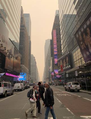 Time Square-NYC Under Smoke from Canada s Fires. (NEW) Time Square-NYC Under Smoke from Canada s Fires. June 7, 2023, New York, USA: The entire air of New York City has been polluted with smoke coming from Canada causing New Yorkers and tourists at Times Square to mask up to prevent being contaminated. The air quality in New York City index as of today (07) is currently at 162. Smoke from Canada™s fires has periodically engulfed the Northeast and Mid-Atlantic for more than a week, raising concerns over the harms of persistent poor air quality. Credit: Niyi Fote Thenews2 (Foto: Niyi Fote Thenews2 imago images) Time Square-NYC Under Smoke from Canada s Fires. Copyright: xNiyixFotex