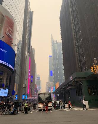Time Square-NYC Under Smoke from Canada s Fires. (NEW) Time Square-NYC Under Smoke from Canada s Fires. June 7, 2023, New York, USA: The entire air of New York City has been polluted with smoke coming from Canada causing New Yorkers and tourists at Times Square to mask up to prevent being contaminated. The air quality in New York City index as of today (07) is currently at 162. Smoke from Canada™s fires has periodically engulfed the Northeast and Mid-Atlantic for more than a week, raising concerns over the harms of persistent poor air quality. Credit: Niyi Fote Thenews2 (Foto: Niyi Fote Thenews2 imago images) Time Square-NYC Under Smoke from Canada s Fires. Copyright: xNiyixFotex
