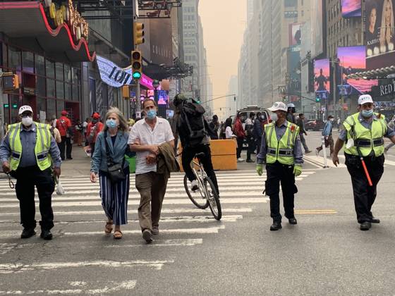 Time Square-NYC Under Smoke from Canada s Fires. (NEW) Time Square-NYC Under Smoke from Canada s Fires. June 7, 2023, New York, USA: The entire air of New York City has been polluted with smoke coming from Canada causing New Yorkers and tourists at Times Square to mask up to prevent being contaminated. The air quality in New York City index as of today (07) is currently at 162. Smoke from Canada™s fires has periodically engulfed the Northeast and Mid-Atlantic for more than a week, raising concerns over the harms of persistent poor air quality. Credit: Niyi Fote Thenews2 (Foto: Niyi Fote Thenews2 imago images) Time Square-NYC Under Smoke from Canada s Fires. Copyright: xNiyixFotex