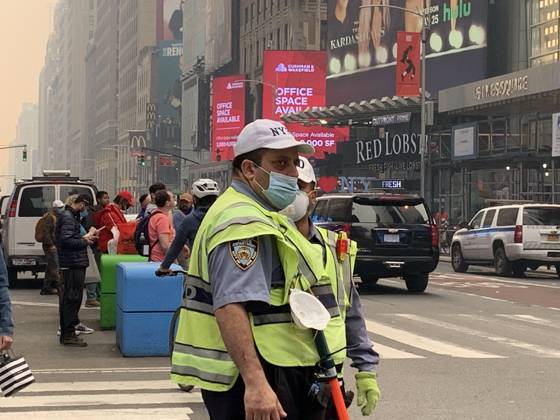 Time Square-NYC Under Smoke from Canada s Fires. (NEW) Time Square-NYC Under Smoke from Canada s Fires. June 7, 2023, New York, USA: The entire air of New York City has been polluted with smoke coming from Canada causing New Yorkers and tourists at Times Square to mask up to prevent being contaminated. The air quality in New York City index as of today (07) is currently at 162. Smoke from Canada™s fires has periodically engulfed the Northeast and Mid-Atlantic for more than a week, raising concerns over the harms of persistent poor air quality. Credit: Niyi Fote Thenews2 (Foto: Niyi Fote Thenews2 imago images) Time Square-NYC Under Smoke from Canada s Fires. Copyright: xNiyixFotex