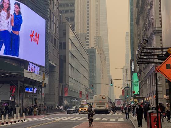 Time Square-NYC Under Smoke from Canada s Fires. (NEW) Time Square-NYC Under Smoke from Canada s Fires. June 7, 2023, New York, USA: The entire air of New York City has been polluted with smoke coming from Canada causing New Yorkers and tourists at Times Square to mask up to prevent being contaminated. The air quality in New York City index as of today (07) is currently at 162. Smoke from Canada™s fires has periodically engulfed the Northeast and Mid-Atlantic for more than a week, raising concerns over the harms of persistent poor air quality. Credit: Niyi Fote Thenews2 (Foto: Niyi Fote Thenews2 imago images) Time Square-NYC Under Smoke from Canada s Fires. Copyright: xNiyixFotex