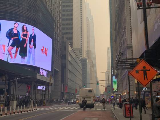 Time Square-NYC Under Smoke from Canada s Fires. (NEW) Time Square-NYC Under Smoke from Canada s Fires. June 7, 2023, New York, USA: The entire air of New York City has been polluted with smoke coming from Canada causing New Yorkers and tourists at Times Square to mask up to prevent being contaminated. The air quality in New York City index as of today (07) is currently at 162. Smoke from Canada™s fires has periodically engulfed the Northeast and Mid-Atlantic for more than a week, raising concerns over the harms of persistent poor air quality. Credit: Niyi Fote Thenews2 (Foto: Niyi Fote Thenews2 imago images) Time Square-NYC Under Smoke from Canada s Fires. Copyright: xNiyixFotex