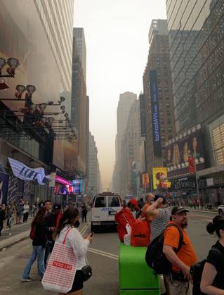 Time Square-NYC Under Smoke from Canada s Fires. (NEW) Time Square-NYC Under Smoke from Canada s Fires. June 7, 2023, New York, USA: The entire air of New York City has been polluted with smoke coming from Canada causing New Yorkers and tourists at Times Square to mask up to prevent being contaminated. The air quality in New York City index as of today (07) is currently at 162. Smoke from Canada™s fires has periodically engulfed the Northeast and Mid-Atlantic for more than a week, raising concerns over the harms of persistent poor air quality. Credit: Niyi Fote Thenews2 (Foto: Niyi Fote Thenews2 imago images) Time Square-NYC Under Smoke from Canada s Fires. Copyright: xNiyixFotex
