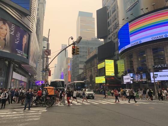 Time Square-NYC Under Smoke from Canada s Fires. (NEW) Time Square-NYC Under Smoke from Canada s Fires. June 7, 2023, New York, USA: The entire air of New York City has been polluted with smoke coming from Canada causing New Yorkers and tourists at Times Square to mask up to prevent being contaminated. The air quality in New York City index as of today (07) is currently at 162. Smoke from Canada™s fires has periodically engulfed the Northeast and Mid-Atlantic for more than a week, raising concerns over the harms of persistent poor air quality. Credit: Niyi Fote Thenews2 (Foto: Niyi Fote Thenews2 imago images) Time Square-NYC Under Smoke from Canada s Fires. Copyright: xNiyixFotex
